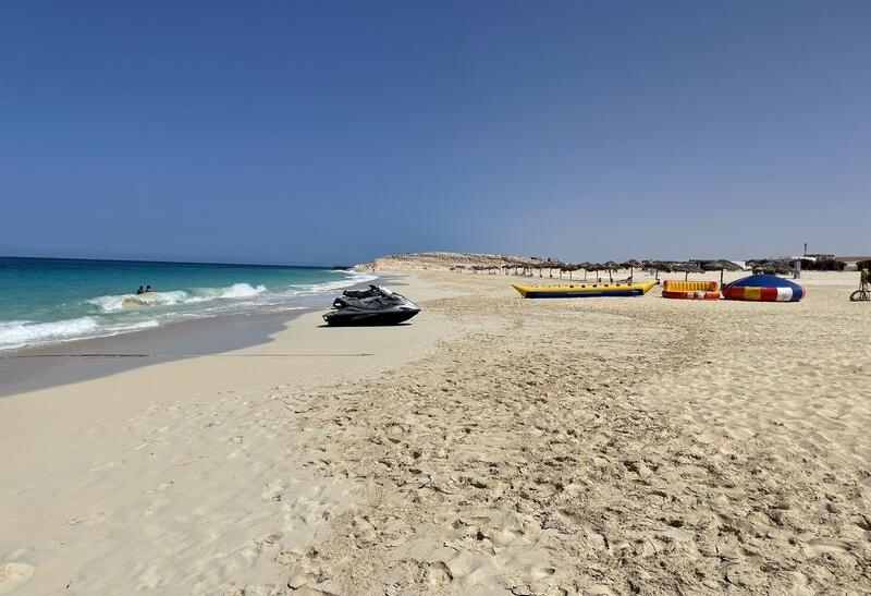 Pláž v Marsa Matruh s bielym pieskom a tyrkysovou farbou mora v Egypte.