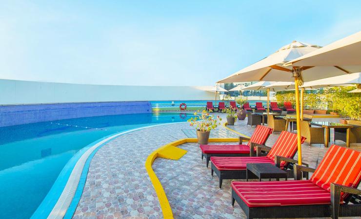 Bazén v Holiday Inn Bur Dubai - Embassy Districtt