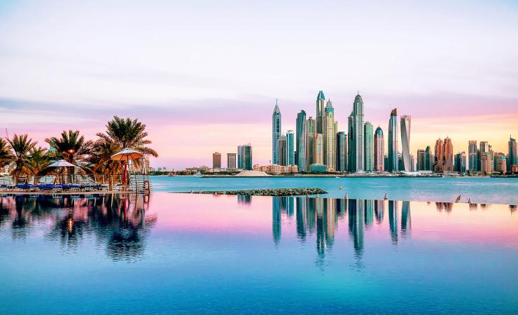 Večerná panoráma Dubaja z Dukes Dubai, a Royal Hideaway Hotel
