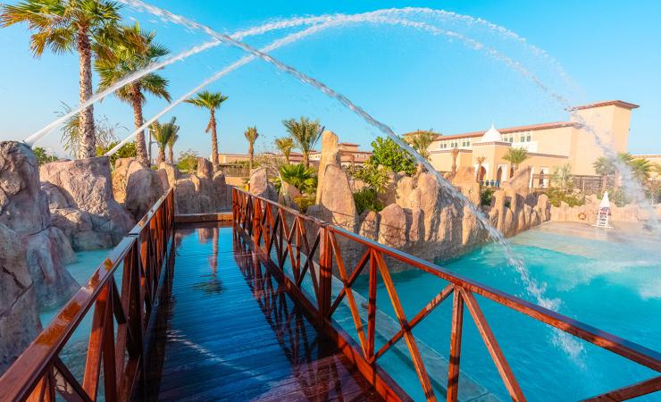 Bazén s umelými vlnami v Rixos Premium Saadiyat Island Abu Dhabi