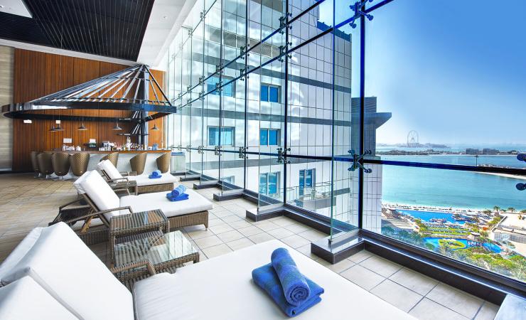 Ležadlá s výhľadom v Dukes Dubai, a Royal Hideaway Hotel