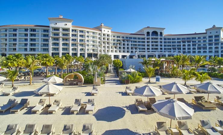 Pohľad na hotel z pláže Waldorf Astoria Dubai Palm Jumeirah