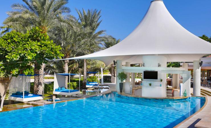 Bar pri bazéne v The Ritz-Carlton, Dubai, Jumeirah Beach