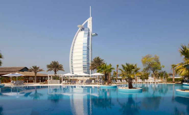 Pohľad z bazéna na Burj Al Arab v Jumeirah Beach Hotel