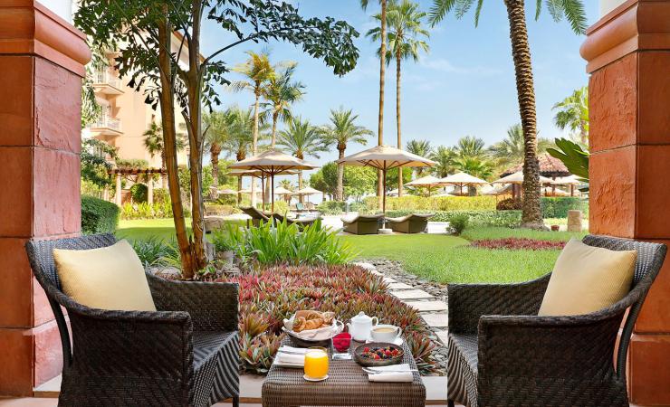 Raňajky na stole v The Ritz-Carlton, Dubai, Jumeirah Beach