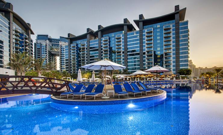 Večerný areál pri bazéne v Dukes Dubai, a Royal Hideaway Hotel