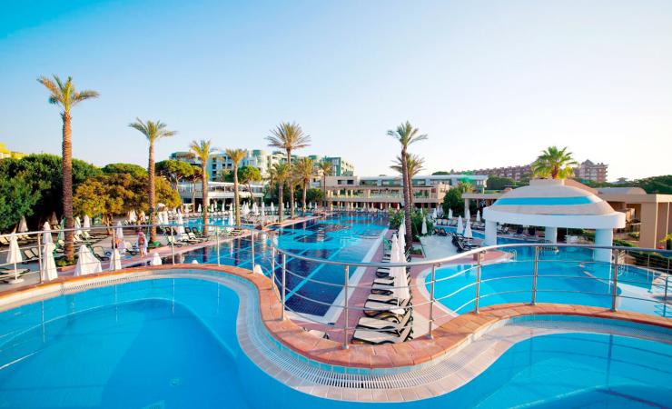 Bazény v Limak Atlantis Deluxe Hotel & Resort 
