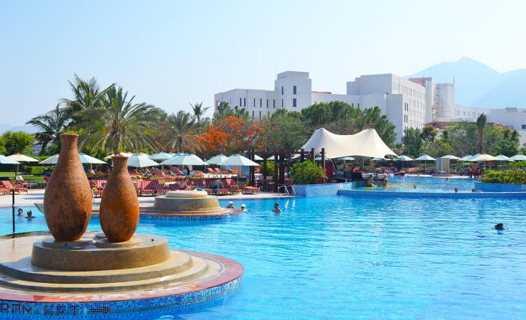 Bazén v Le Meridien Al Aqah Beach Resort