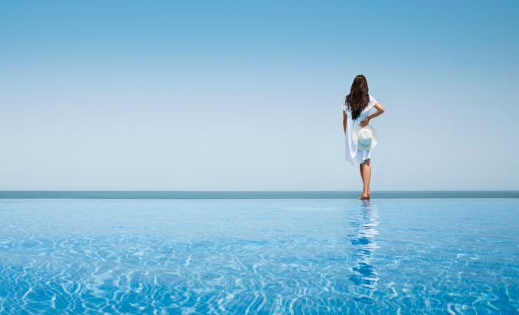 Žena pri bazéne v Anantara Sir Bani Yas Island Desert Islands Resort & Spa