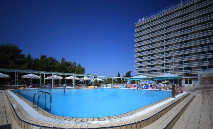 Pohľad od bazéna na hotel Dalmacija Sunny hotel by Valamar