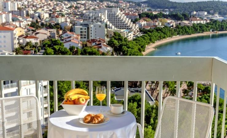 Terasa s výhľadom na more v hoteli Dalmacija Sunny hotel by Valamar