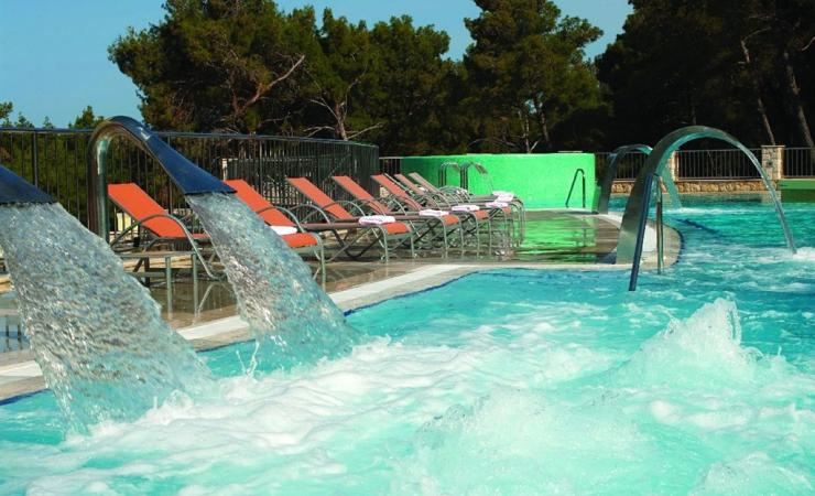 bazen s tryskami v hoteli Vespera, ostrov Lošinj, Chorvátsko 