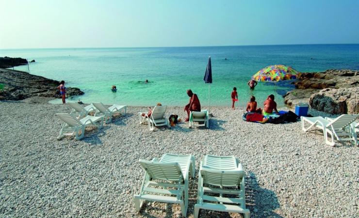 pláž pred hotelom Vespera, ostrov Lošinj, Chorvátsko
