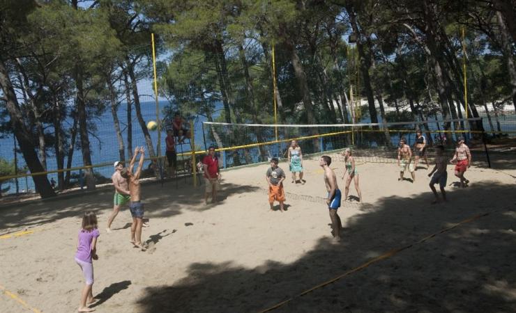 plážový volejbal pri hoteli Vespera, ostrov Lošinj, Chorvátsko 