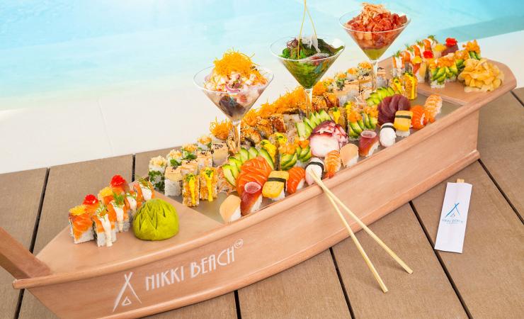Jedlo na drevenej lodi v Niki Beach Resort & Spa