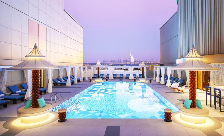 Bazén večer v hoteli Andaz Dubai The Palm