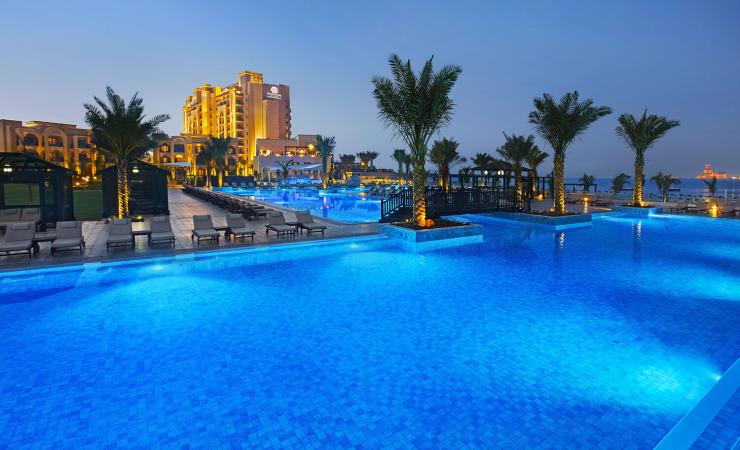 Večerný bazén v Doubletree by Hilton Resort & Spa Marjan Island