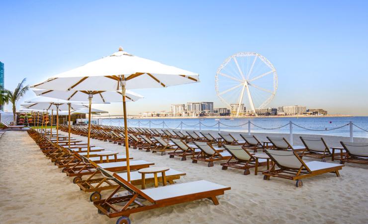 Ležadlá na pláži pri hoteli Rixos Premium Dubai