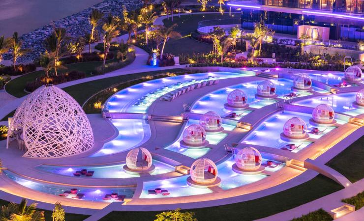 Nočné bazény v hoteli W Dubai - The Palm