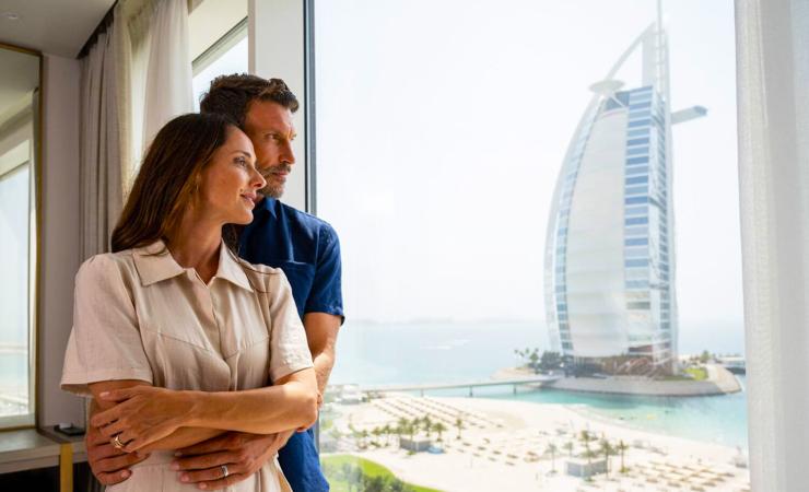 Dvojica dívajúca sa z izby na hotel Burj Al Araba v Jumeirah Beach Hotel