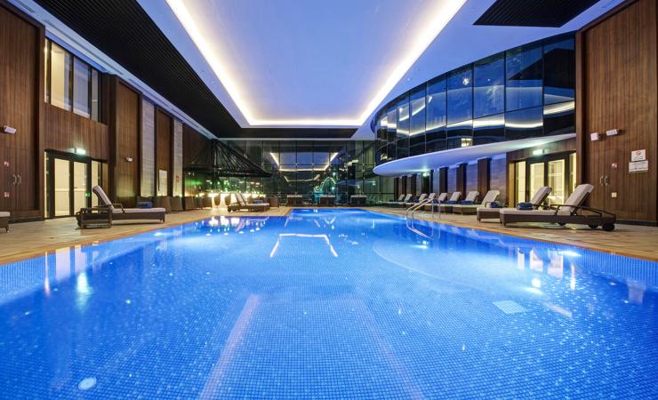 Vnútorný bazén v Dukes Dubai, a Royal Hideaway Hotel