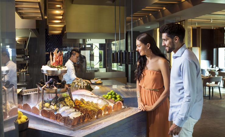 Ľudia v reštaurácii v Saadiyat Rotana Resort & Villas Abu Dhabi