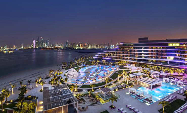 Nočný areál v hoteli W Dubai - The Palm