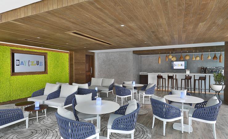 Bar pri bazéne v Doubletree by Hilton Dubai - Business bay