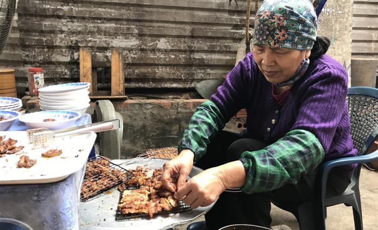Vietnam - Kambodža - žena pripravuje jedlo