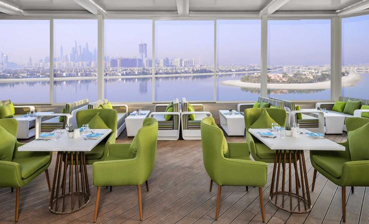 Reštaurácia s výhľadom v hoteli The Retreat Palm Dubai MGallery by Sofitel