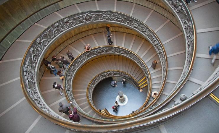 Monumentálne točité schodisko vo Vatikánskych múzeách 