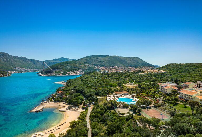 Jadranské more pri Dubrovníku, kamienková pláž a hotel Club Dubrovnik Sunny Hotel by Valamar 