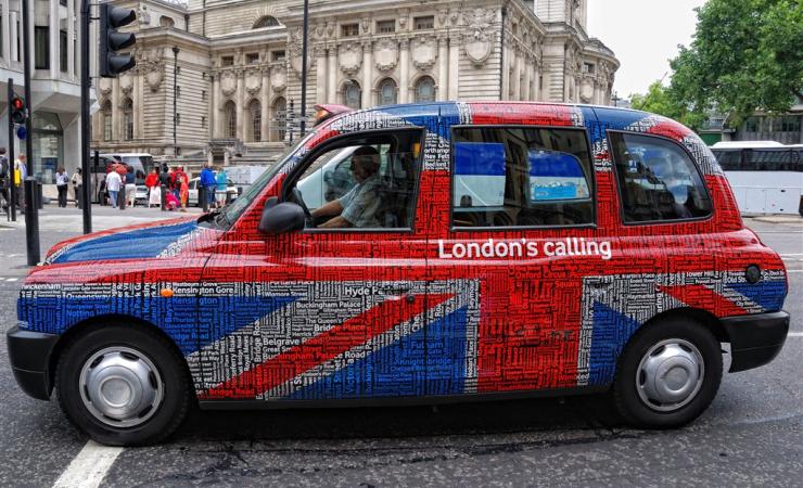 Londýnsky taxík s anglickou vlajkou