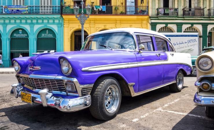 Tradičné americké auto na Kube