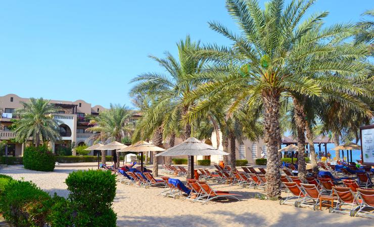 Ležadlá pri pláži v Miramar Al Aqah Beach Resort