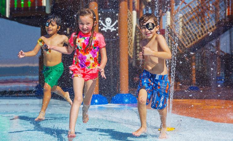 Deti pri vodných atrakciách v Doubletree by Hilton Resort & Spa Marjan Island