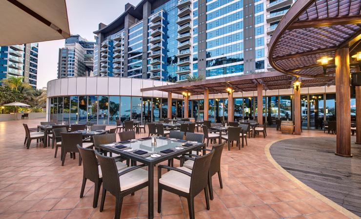 Reštaurácia v Dukes Dubai, a Royal Hideaway Hotel