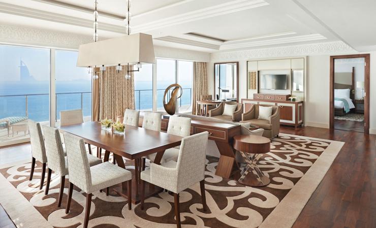 Obývačka v izbe v hoteli Waldorf Astoria Dubai Palm Jumeirah