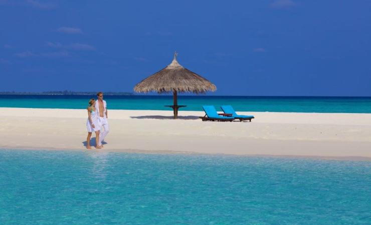 Hotelový Resort Kuredu Island Resort & Spa Maldives - Piesočnatá pláž a lehátko