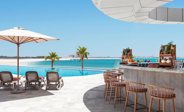 Bar pri bazéne v hoteli Hampton by Hilton Marjan Island