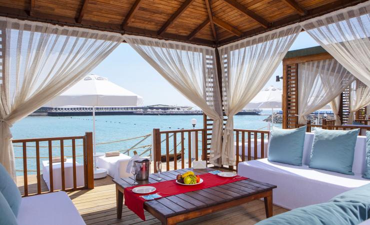 Posedenie pri pláži v Mylome Luxury Hotel & Resort