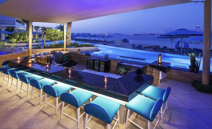 Večerný bar pri bazéne v hoteli The Retreat Palm Dubai MGallery by Sofitel