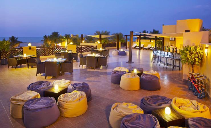 Večerné posedenie v Hilton Resort & Spa Ras Al Khaimah
