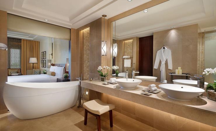 Kúpeľňa v izbe v The Ritz-Carlton, Dubai, Jumeirah Beach