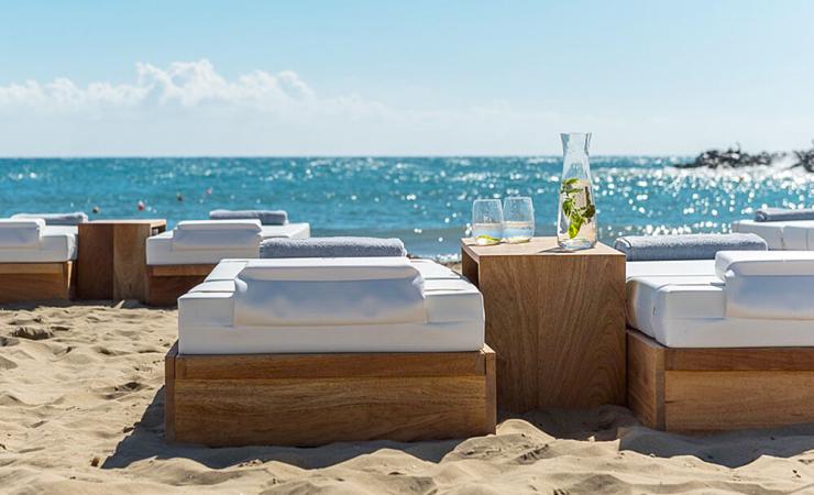Ležadlá na pláži v Knossos Beach Bungalow & Suites