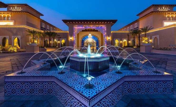 Areál hotela večer Rixos Premium Saadiyat Island Abu Dhabi