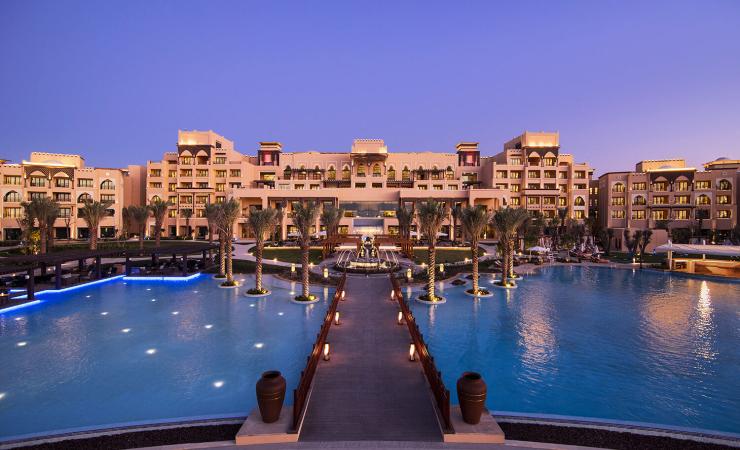 Večerný areál Saadiyat Rotana Resort & Villas Abu Dhabi