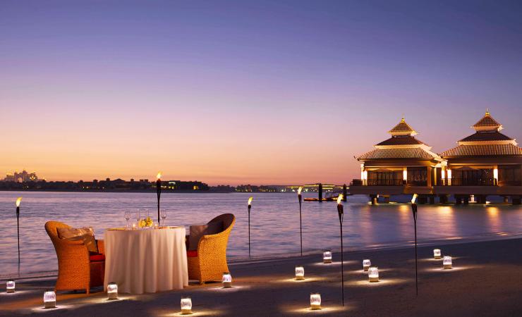 Večerné posedenie pri sviečkach v Anantara The Palm Dubai Resort