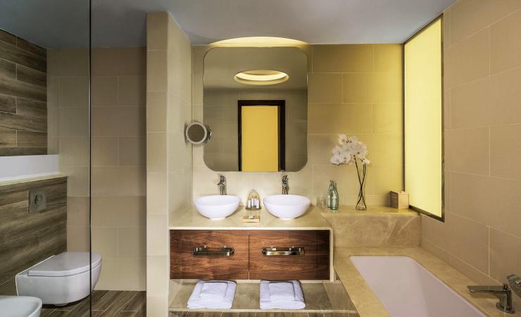 Kúpeľňa v izbe v hoteli The Retreat Palm Dubai MGallery by Sofitel