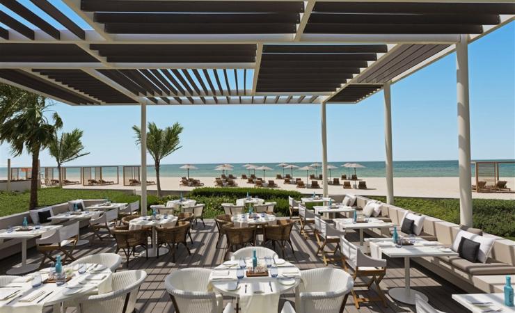 Posedenie na terase s výhľadom na more v hoteli The Oberoi Beach Resort Al Zorah